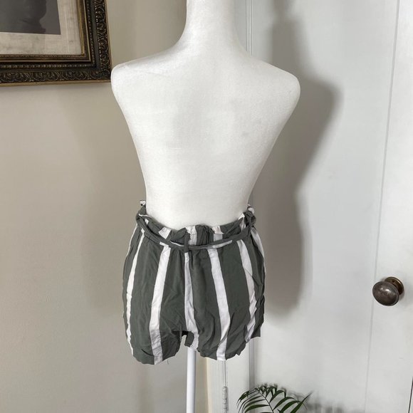 Green & White Soft Short  Dizzy Lizzy  Size S/M - Picture 3 of 3